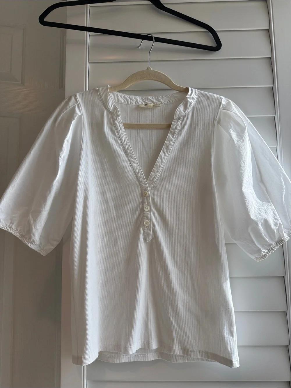 Madewell White V-Neck Three-Button Puff Sleeve Top